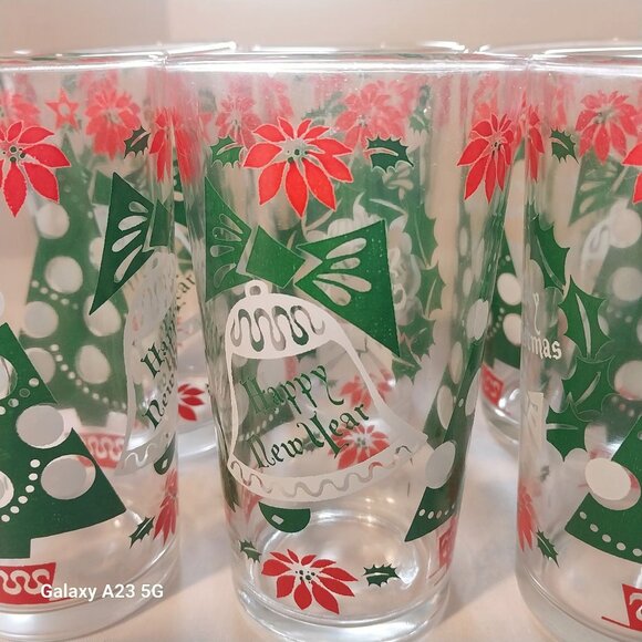 Set Of 8 Vintage Holiday Glasses With Festive Christmas Tree & Poinsettia Design - Picture 3 of 7